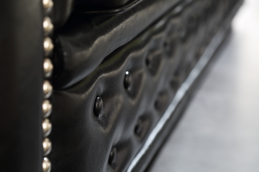 Chesterfield Svart - Skinnsoffa (840x560) (2)