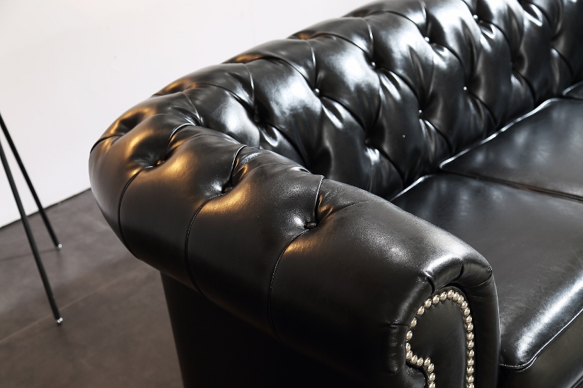 Chesterfield Svart - Skinnsoffa (840x560)