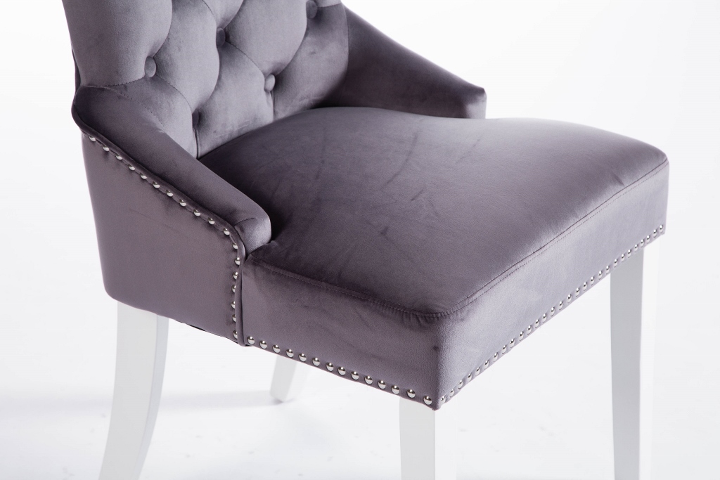 julia-gravit-sammet-stol