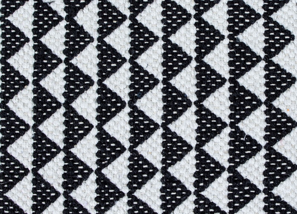 kubik-svart-garnmatta